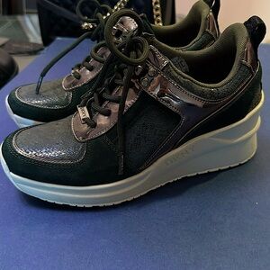 DKNY wedge heel athletic  dark green shoe sneaker Size 7.5